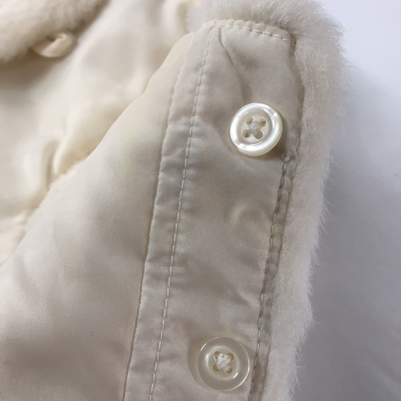 ✨Sold✨Baby Gap Faux Fur Cream Coloured Vest With Loop Buttons Size 0-6 Months - Picture 7 of 10